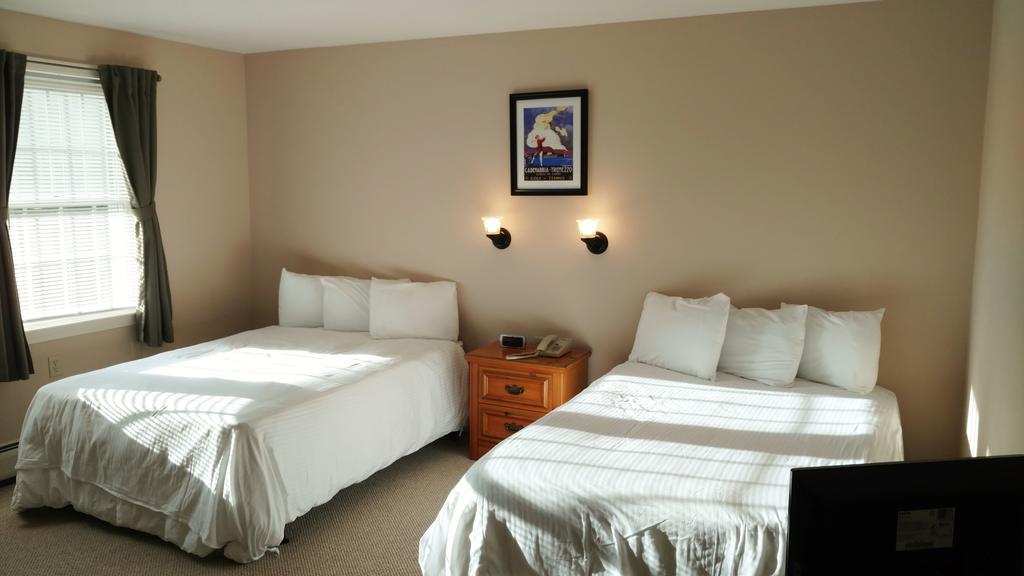 Woodbound Inn Rindge Bagian luar foto